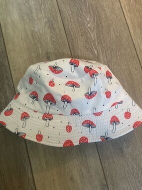 Reversible mushroom bucket hat